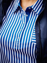Load image into Gallery viewer, Magic Shirt, Curvy, Carola - Royal
